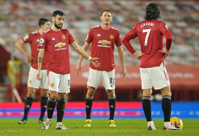 El malestar de los jugadores del United por el mal resultado en casa. Foto: AFP