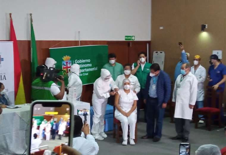 La enfermera Sandra Ríos recibe la dosis anticovid /Foto: EL DEBER