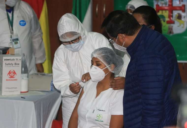 La enfermera Sandra Ríos recibe la vacuna Sputnik V/Foto: Juan Carlos Torrejón
