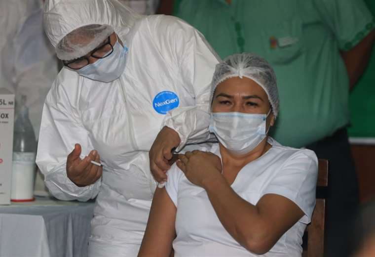 La enfermera Sandra Ríos recibe la vacuna Sputnik V/Foto: Juan Carlos Torrejón