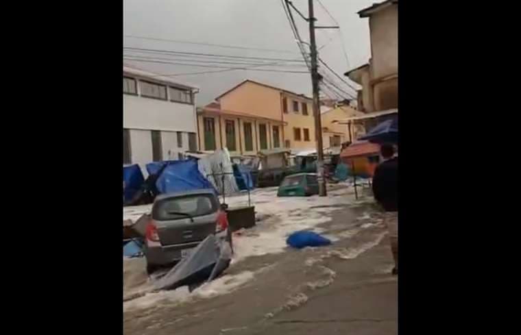 Lluvia intensa en Sucre arrastra vehículos y puestos de comerciantes 