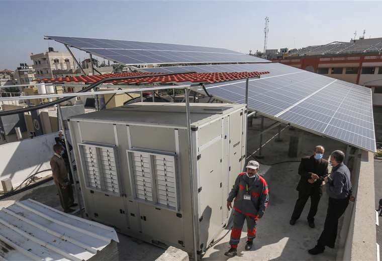 Paneles solares alimentan a la fábrica. Foto AFP 