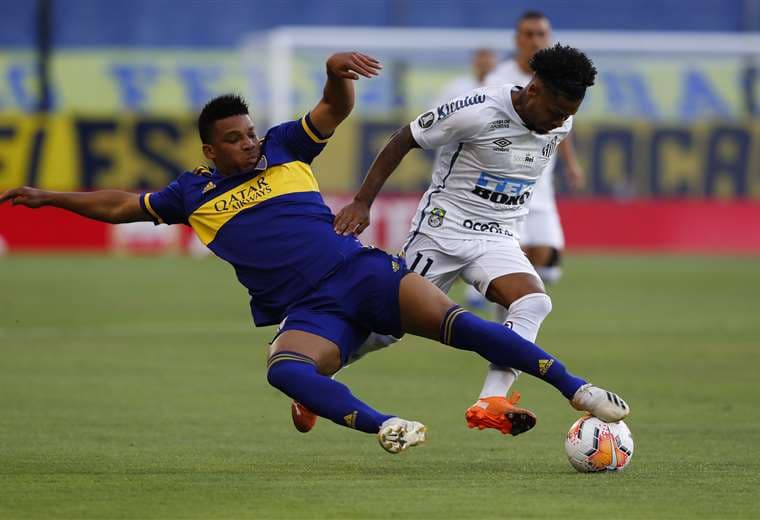 Fabra y Marinho en el duelo por la pelota. Foto. AFP