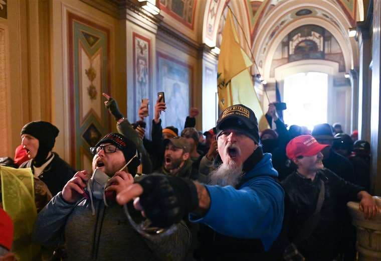 Personas dentro del Capitolio. Foto AFP 