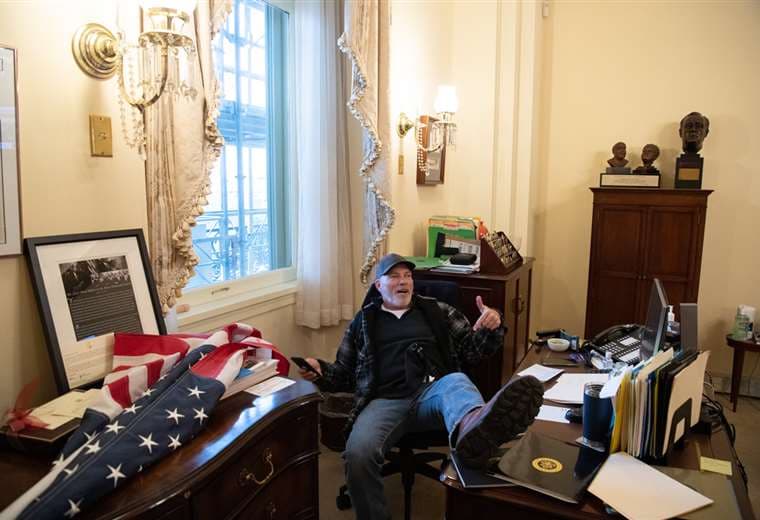 Richard Barnett posa para las cámaras en la oficina de Nancy Pelosi | AFP