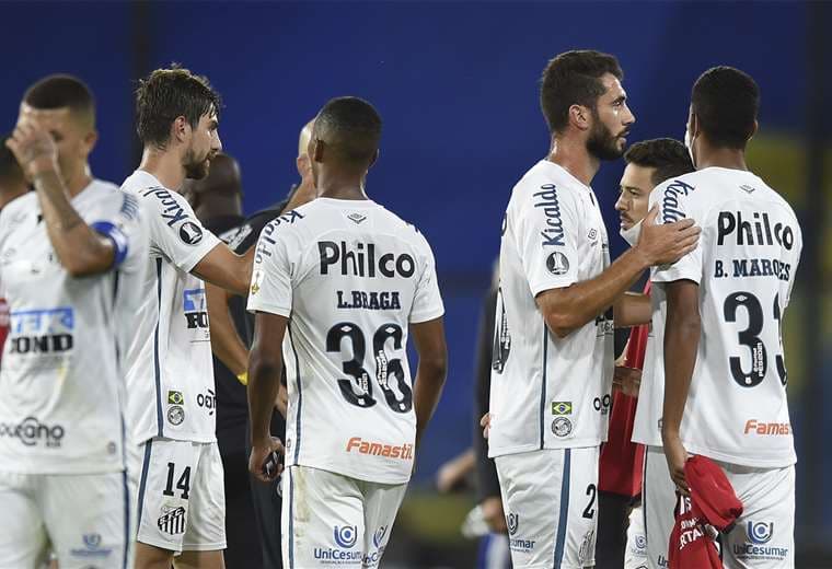 Los jugadores del Santos durante el partido ante Boca Juniors. Foto: AFP