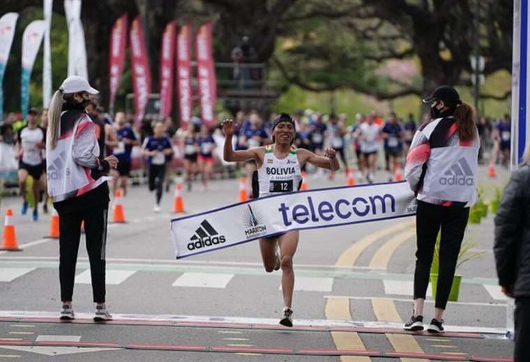 El momento en que Garibay cruza la meta en la Maratón. Foto: Ver.bo