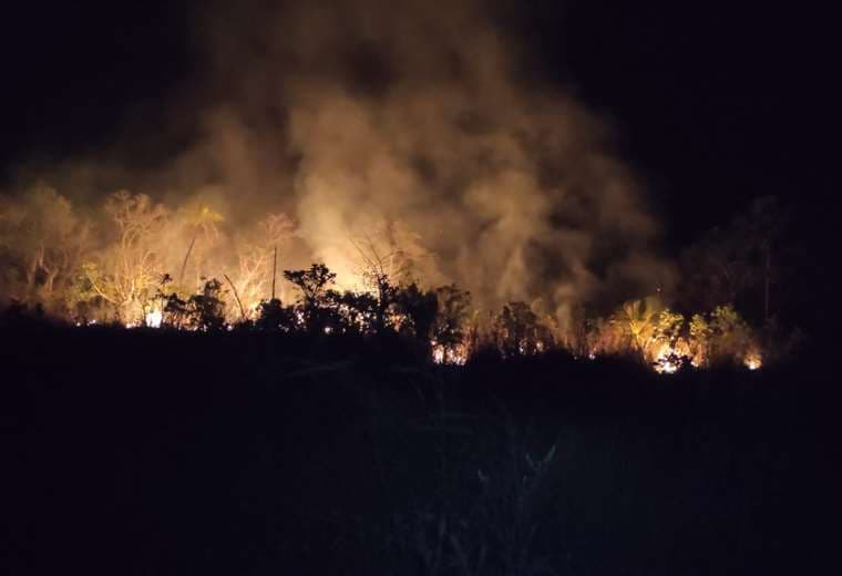 Son 14 los incendios que aún persisten en Santa Cruz.