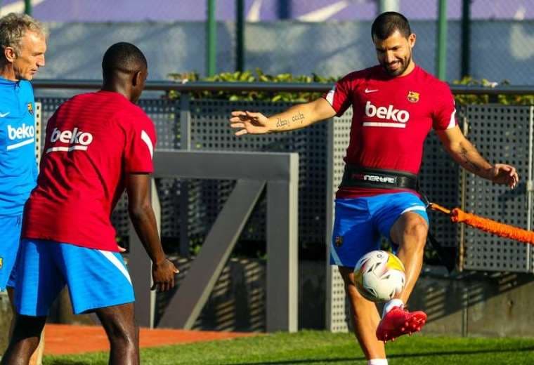 Dembélé (de espaldas) y Agüero regresaron a los entrenamientos. Foto: FC Barcelona