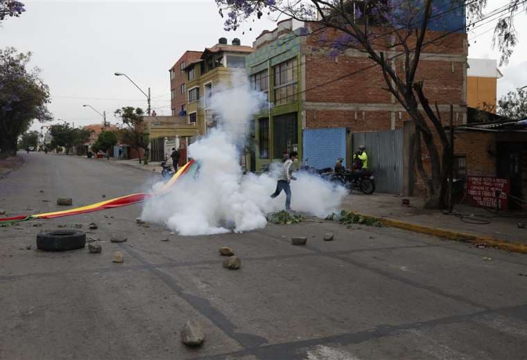 La Policía utilizó gases para desbloquear vías en Cochabamba. Foto. APG Noticias