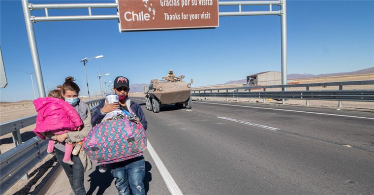 Migrantes en el paso fronterizo de Bolivia y Chile