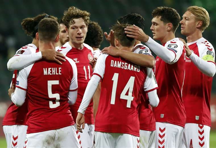 Las felicitaciones son para Joakim Maelhe, que hizo el gol de Dinamarca. Foto: AFP