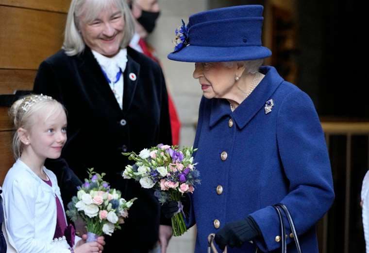 Foto: AFP La reina reapareció con bastón