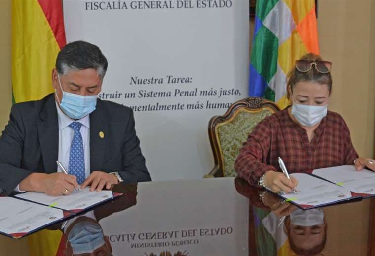El fiscal Juan Lanchipa y la directora de la UIF firman el acuerdo