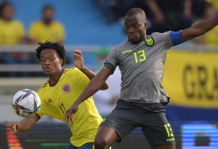 El colombiano Cuadrado (izq.) disputa el balón con el ecuatoriano Valencia. Foto: AFP