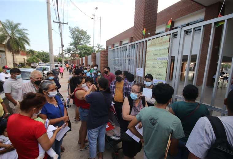 Largas filas de personas que buscan vacunarse contra el coronavirus/Foto: Ricardo Montero