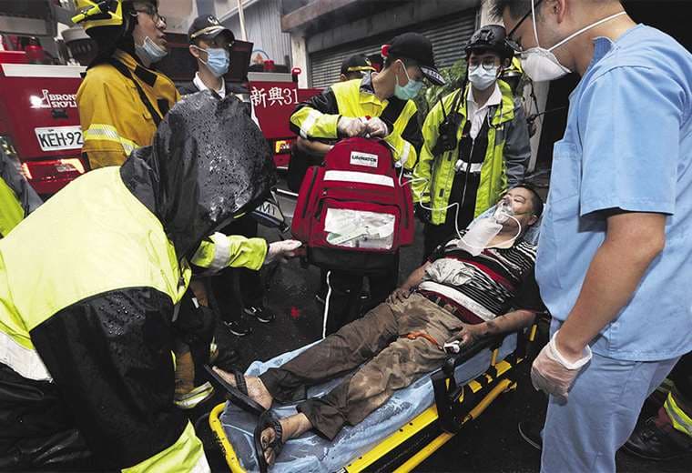 Paramédicos trasladan en una camilla a uno de los heridos