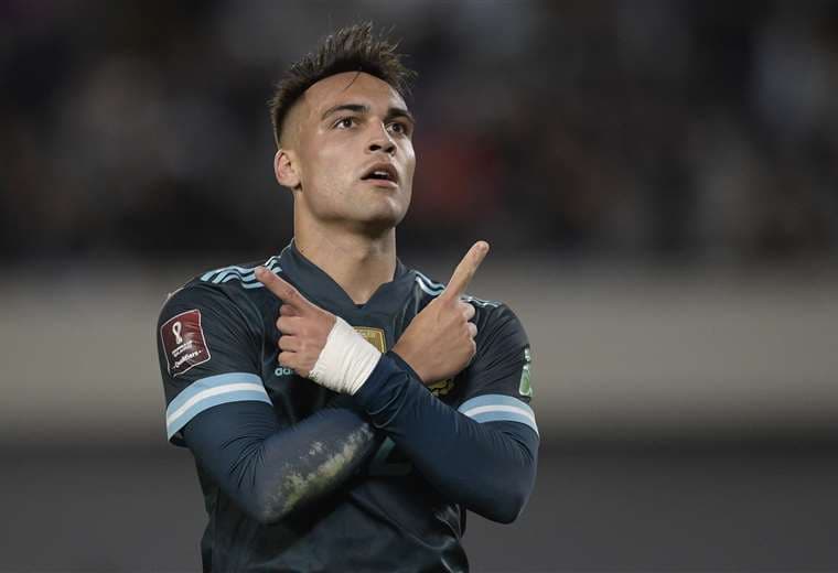 La celebración particular de Martínez, autor del gol del triunfo argentino. Foto: AFP