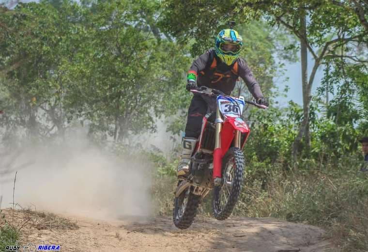 Mauricio Vargas va en punta en su moto que lleva el número 36. Foto: Rudy Ribera