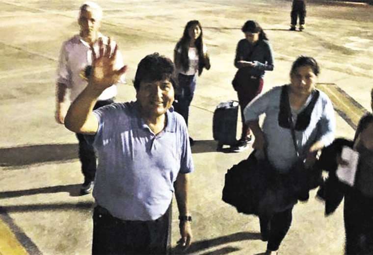 El expresidente Morales al momento de abordar el avión a México