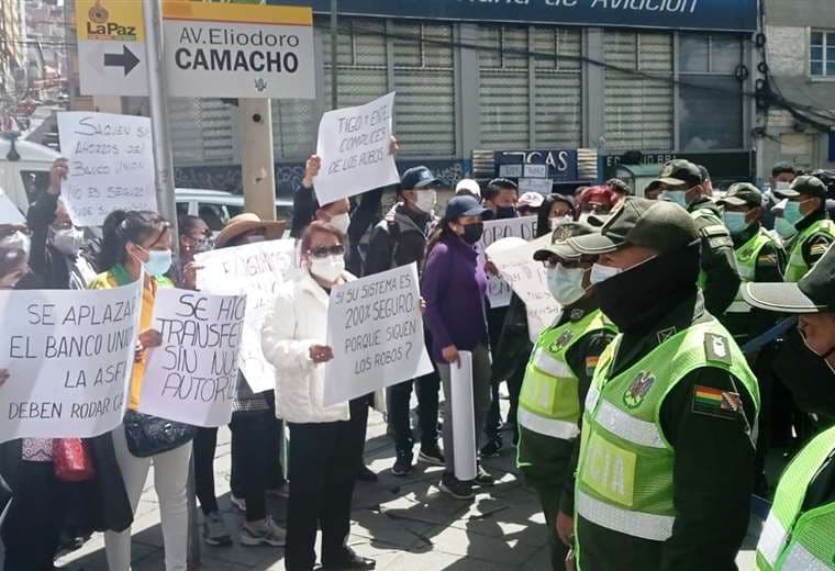 La manifestación llegó a una sucursal del Banco Unión (Foto: Página Siete)