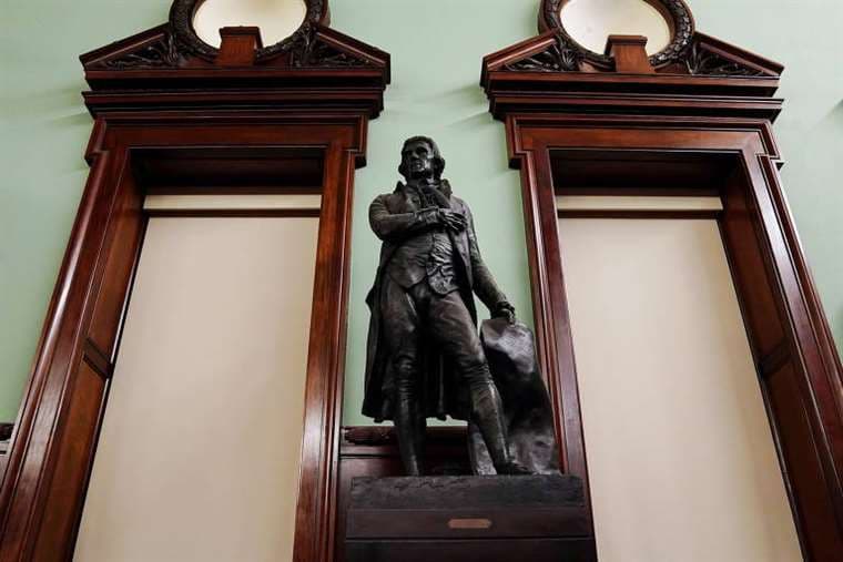Retiran estatua de Thomas Jefferson por su pasado racista. INTERNET