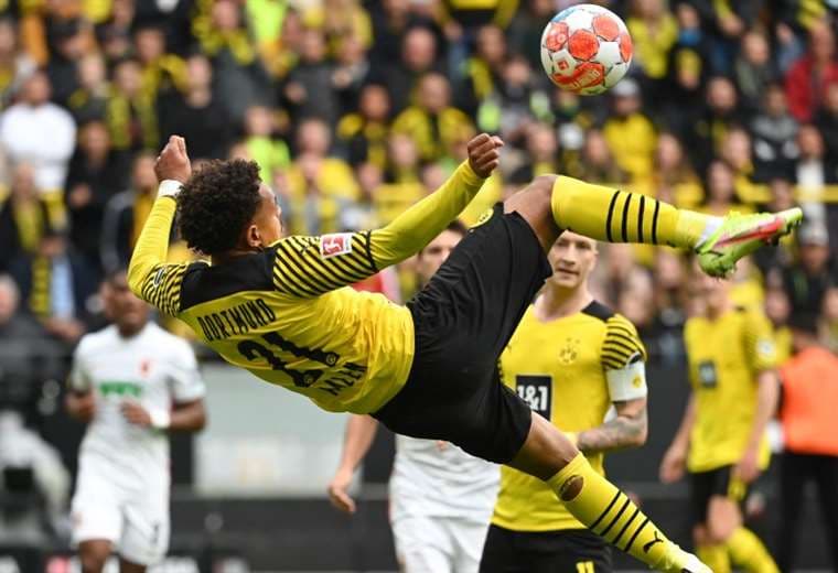 Donyell Malen, del Borussia Dortmund, ensaya una chilena. Foto: AFP