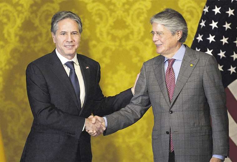 El secretario de Estado (izq.) estrecha la mano a Guillermo Lasso