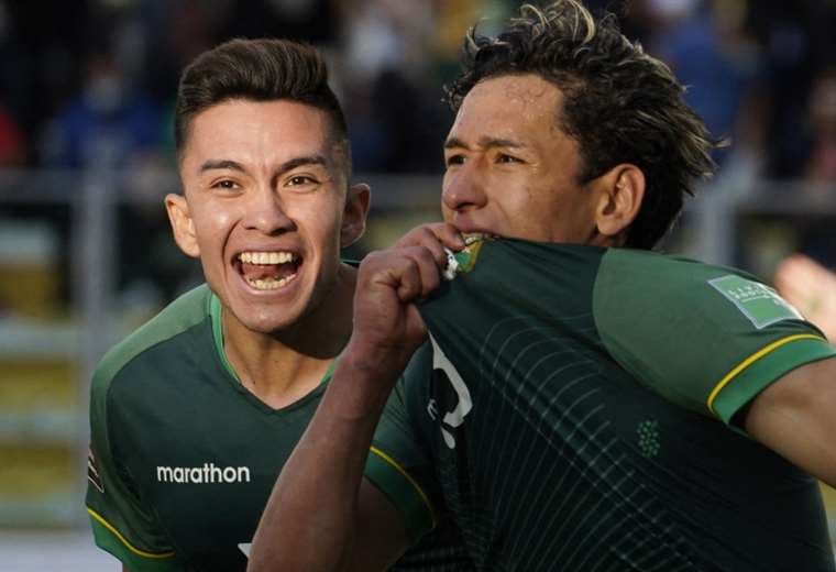 Franz Gonzales (izq.) y Víctor Ábrego jugaron contra Paraguay. Foto: AFP