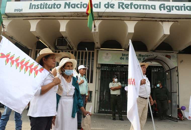 Marcha indígena protesta ante el INRA. Foto: JC Torrejón
