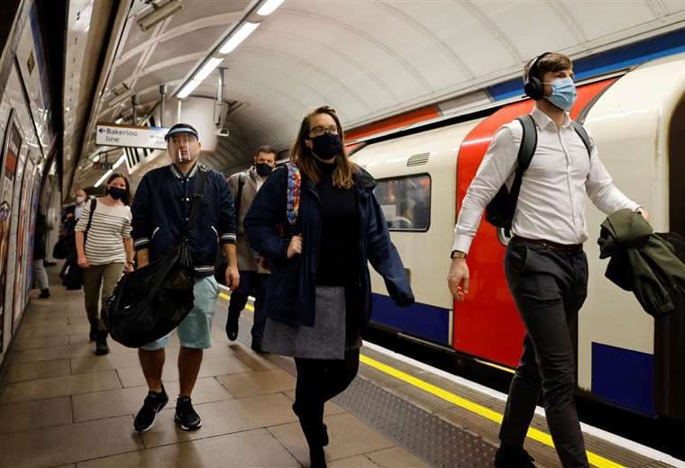 En Londres piden mantener el uso del barbijo/ Foto: AFP