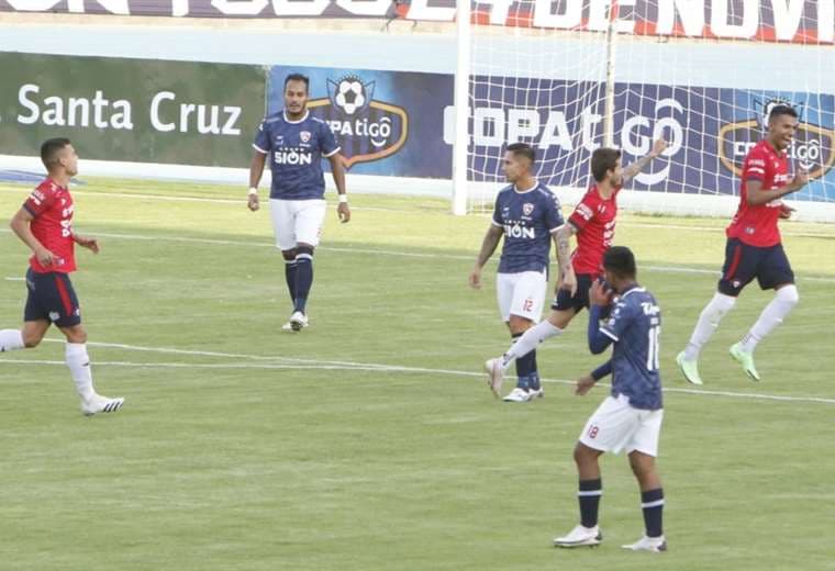 El festejo de Patricio Rodríguez con sus compañeros tras el gol a Royal Pari. Foto. APG
