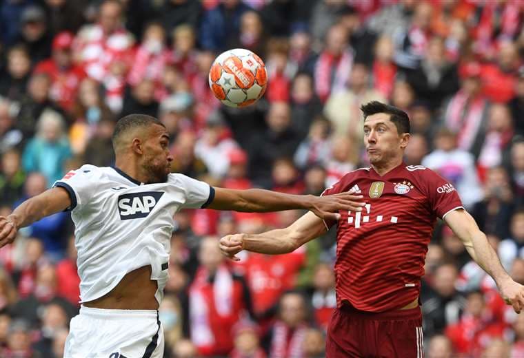 El cabezazo de Lewandowski en el partido que jugó Bayern este sábado. Foto: AFP
