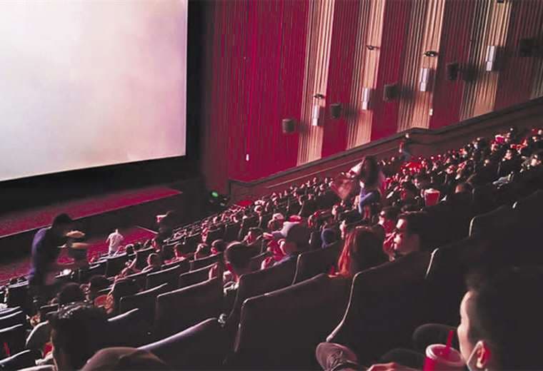 Espectadores celebran el cine