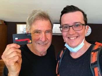 Turista encuentra la tarjeta de crédito de Harrison Ford y solo pide una selfie a cambio