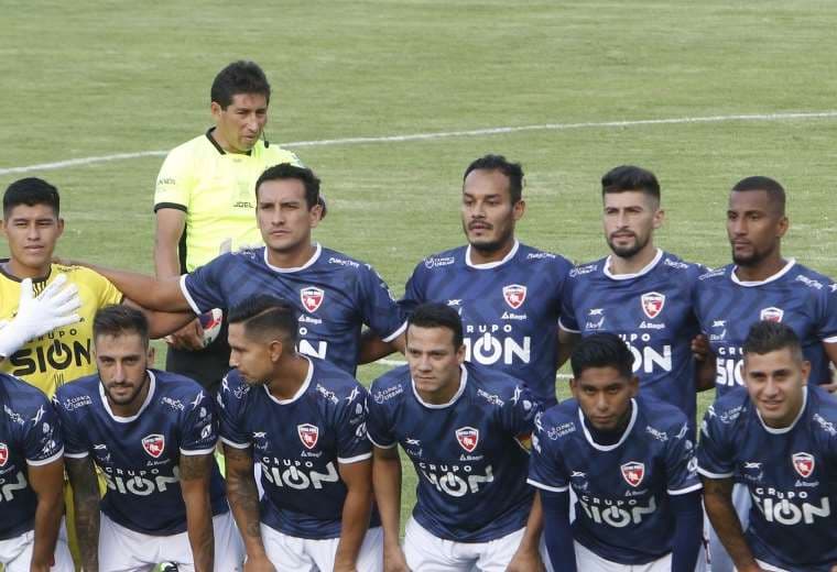 Royal Pari posa y detrás del equipo aparece José Jordán. Foto: APG Noticias