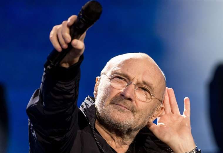 Phil Collins en una de sus actuaciones 