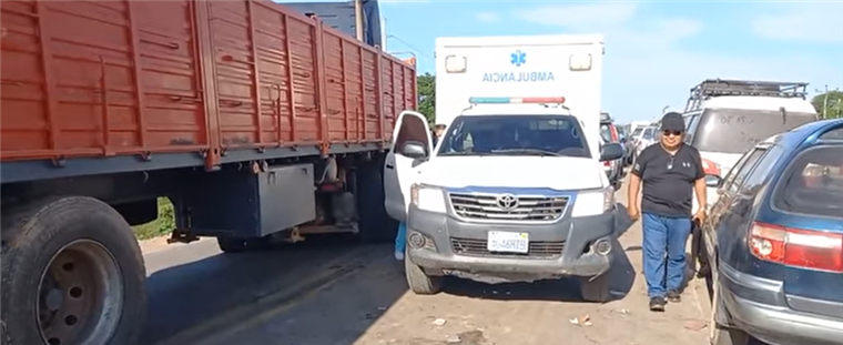 En respuesta al bloqueo, los camioneros impiden el paso de ambulancia