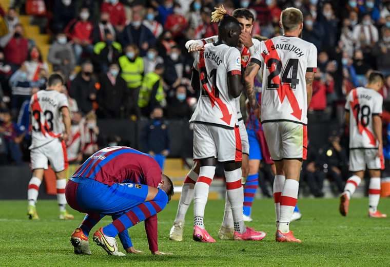 El lamento de Piqué tras la derrota del Barcelona ante Rayo Vallecano. Foto: AFP