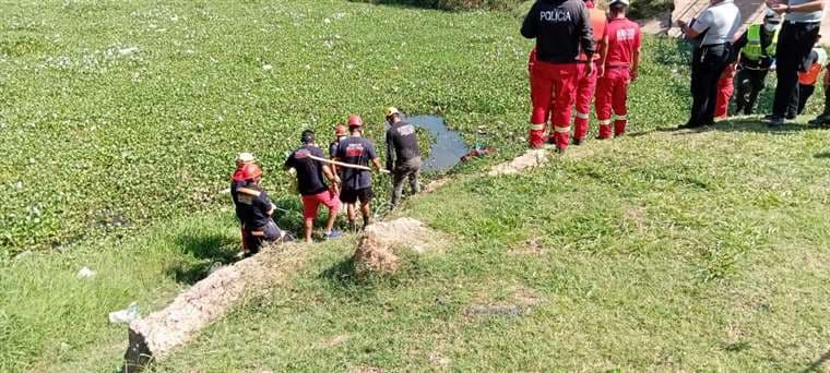 Los bomberos voluntarios rescataron el cadáver de la laguna/Foto Fundación Rescate Urbano