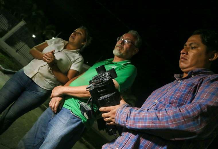 Jorge Gutiérrez junto al equipo de Unitel tras ser liberados/Foto Fuat Landívar 