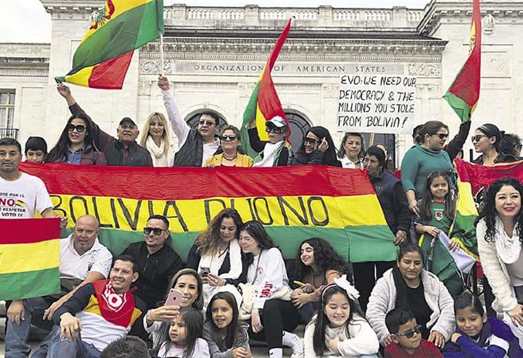 Bolivianos en Washington se instalaba afuera del edificio de la OEA para protestar