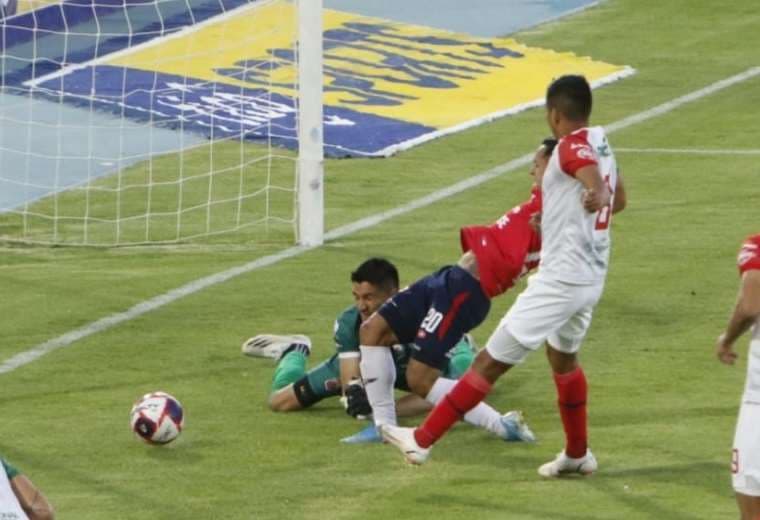 El delantero de Wilstermann Rodrigo Vargas (20) rompió el cero en el partido. Foto: APG