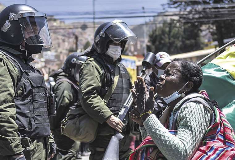 Una mujer cocalera de Yungas pide paz a los policías en La Paz