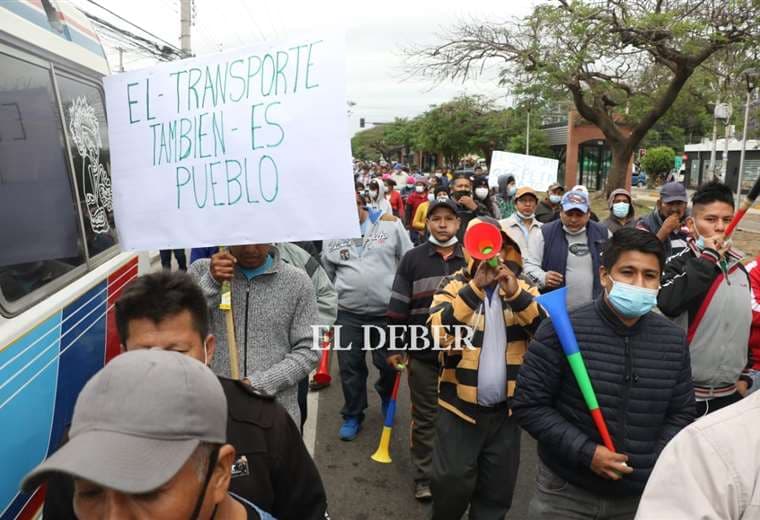 Transportistas marchan en contra del BRT. Foto: JC. Torrrejón