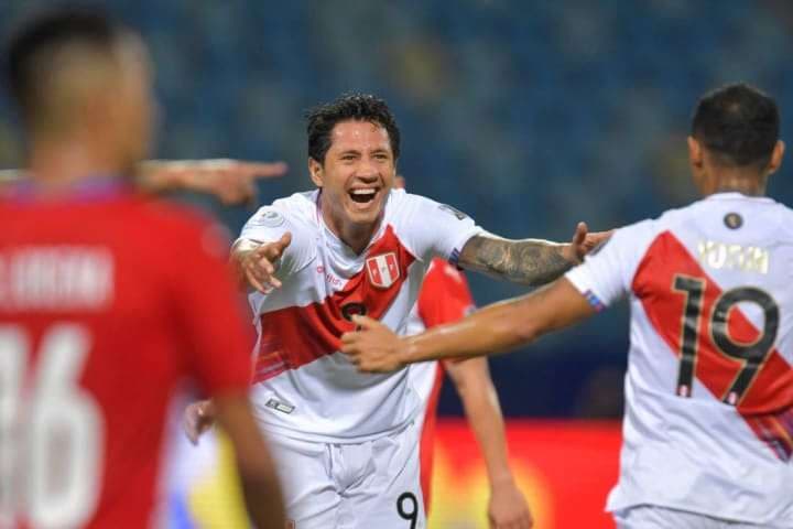 El festejo de Giancarlo Lapadula, delantero de la selección peruana. Foto: Internet