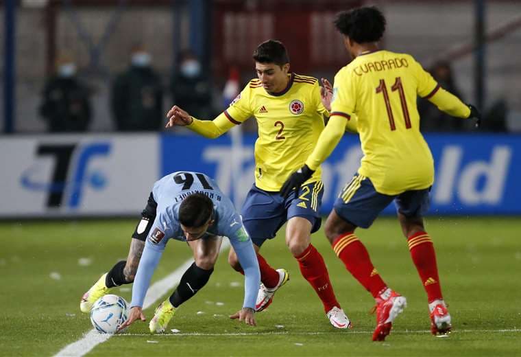 Rodríguez disputa la pelota con Medina y Cuadrado, de Colombia. Foto. AFP