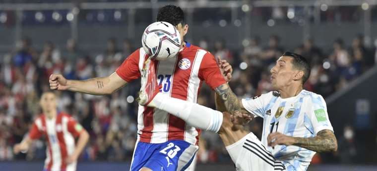 El paraguayo Mathías Villasanti se lleva el balón ante la marca de Di María. Foto: AFP
