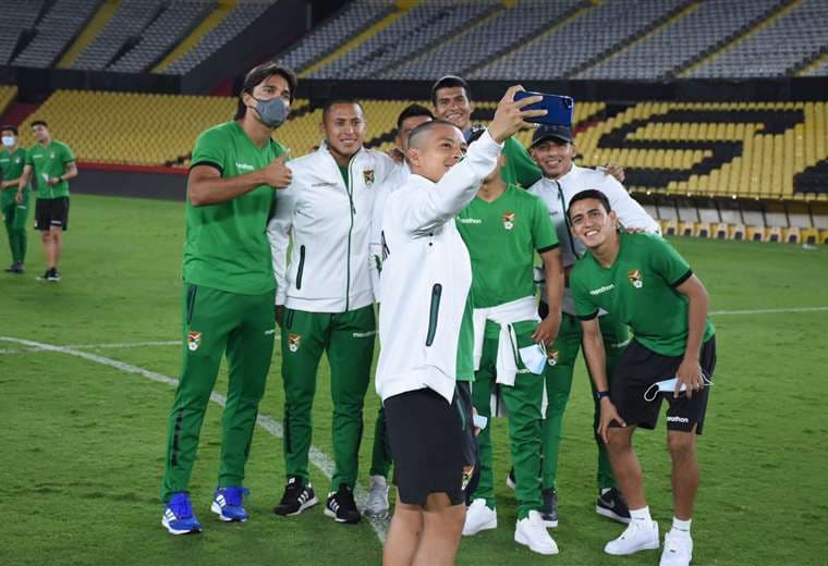 Martins y un grupo de compañeros en la visita al estadio Monumental de Guayaquil. Foto:FBF