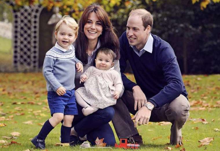 El príncipe Jorge y la princesa Carlota junto a sus padres
